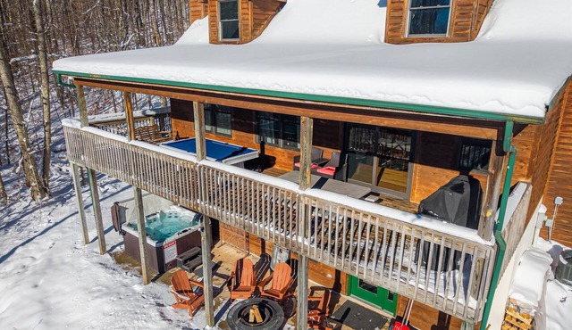 Leaf Peeper’s - HUGE deck, pizza oven, Pac-Man!