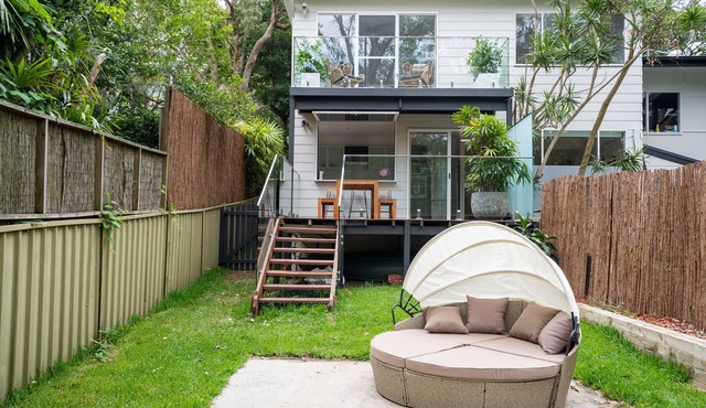 Leafy Coastal Retreat Overlooking Reserve