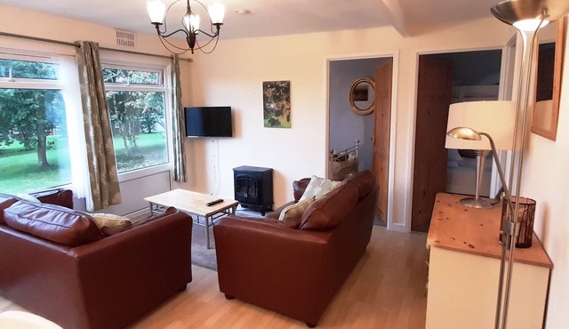 Leafy Corner Chalet. 2 bedroom 4 person Chalet