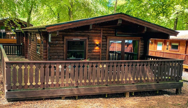 LEAFY HOLLOW LODGE, pet friendly, country holiday cottage in Louth