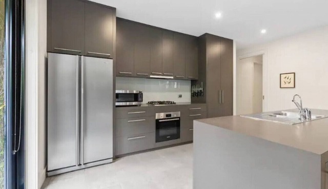 Leafy Lakeside Contemporary for Groups in Ballarat