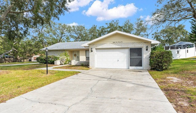 Leafy Lodge, Near Springs, Beach, Hot Tub, Fenced