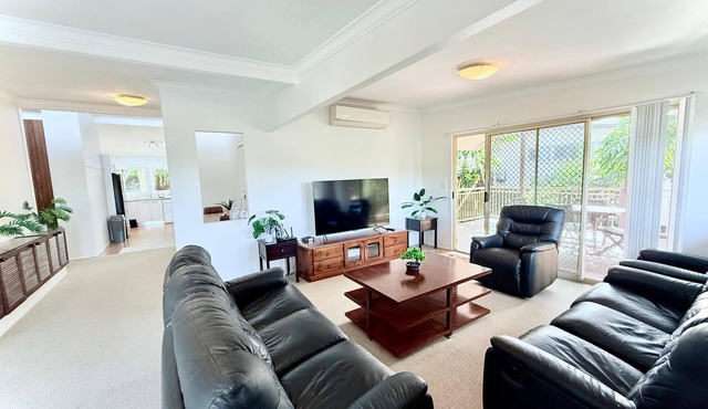 Leafy peaceful 3 bedroom family friendly home for serene escape