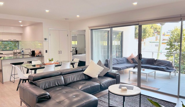 Leafy & Spacious Apt w/Balcony, Parking & 65" TV