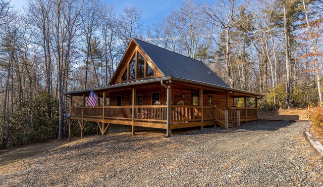 Leafy Way Lodge - private log home, hot tub, fire pit, 30min to skiing