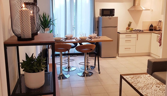 Leandro house between sea and city