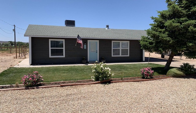 Leaning Pine Cottage - Close to Zion, Bryce, and Lake Powell!
