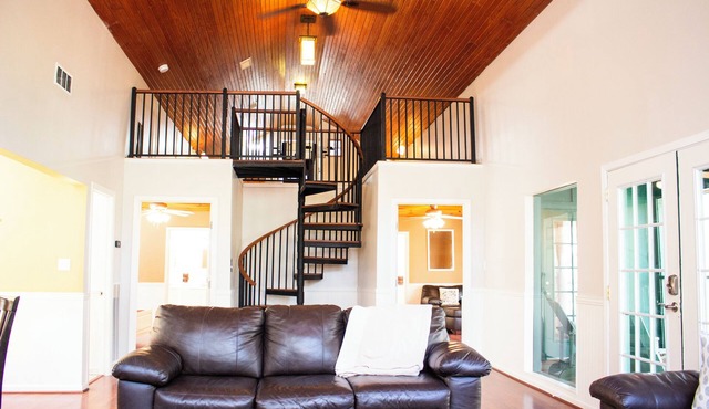 Leaning Pines Lodge, Sleeps 10, Double Cabins in the woods, 30 min to Round Top