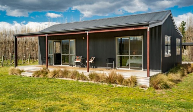 Leaning Rock Cottage at Wild Irishman Wine Estate - Alexandra Holiday Home