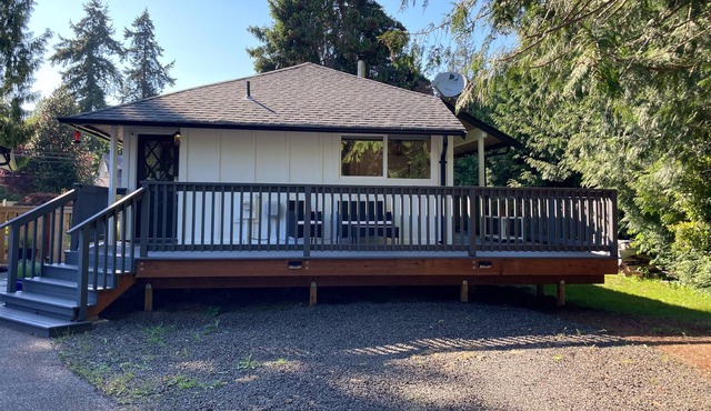 Leaning Spruce Cottage | House in Kingston