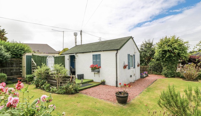 LEARIG LODGE, romantic, country holiday cottage in Girvan