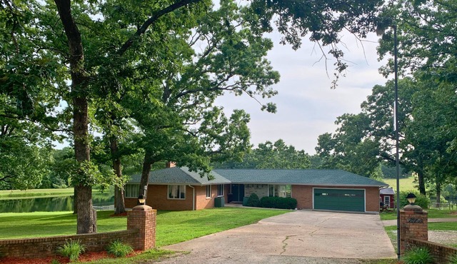 Leasburg Lakehouse vacation home & private stocked lake near Meramec River.