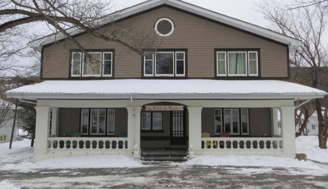 Leaside Executive Apartment Queen Studio