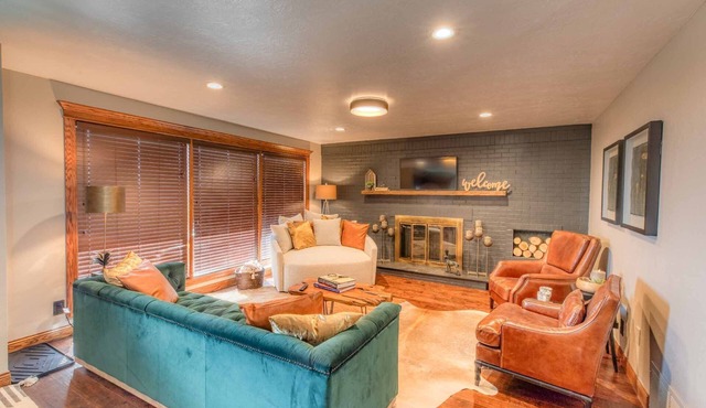 Leather&Spruce - Luxury Lake area fun funky home with amenities. Great for 2-18!