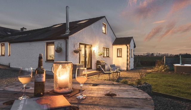 Leavens Farmstead Rural Retreat With Hot Tub