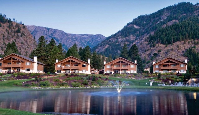 Leavenworth 2BR Mountain Villa – Full Kitchen, Balcony & Near Bavarian Village