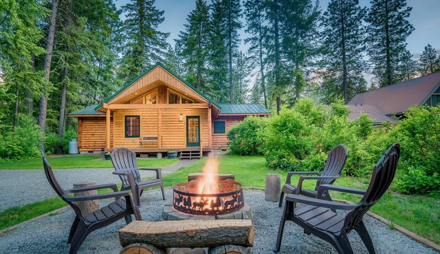 Leavenworth Area Idyllic Rustic Modern Log Cabin with Hot Tub