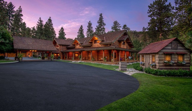 Leavenworth, Luxury Log home, River front, family vacation or business retreat