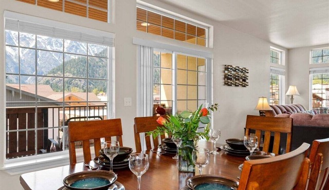 Leavenworth Nest - Well Appointed Town Condo