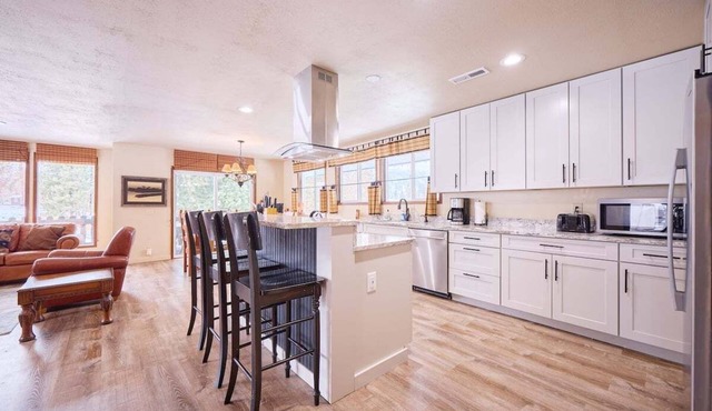 Leavenworth Retreat with Pool & Hot Tub
