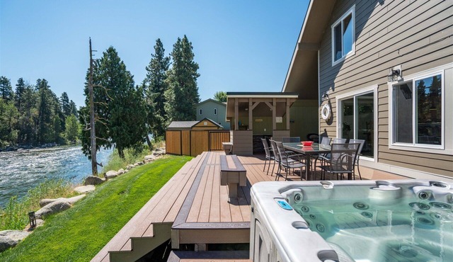 Leavenworth River Haus - Your dog-friendly, riverfront getaway with peaceful views and hot tub!
