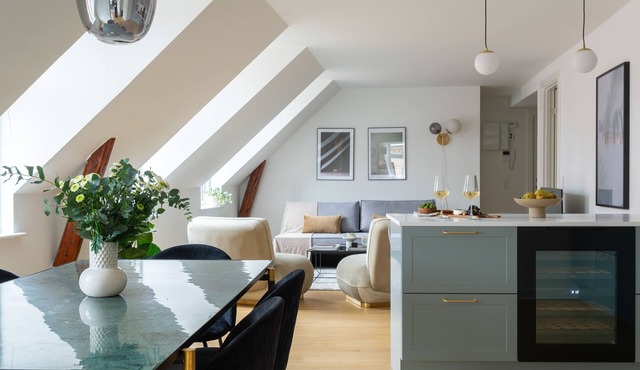 Leaves 6 - 2 Bdr Apt with shared roof terrace