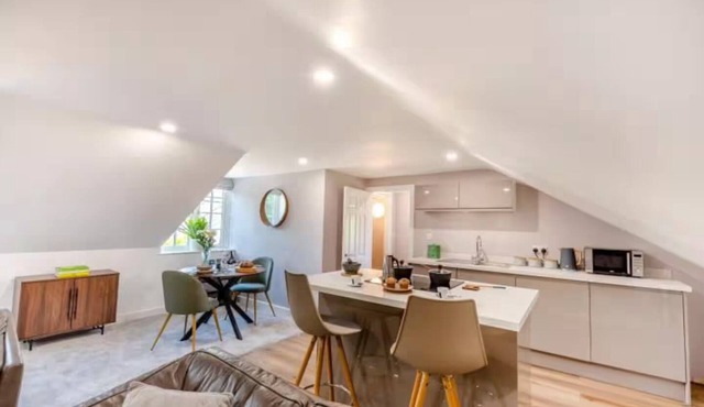 Leck Beck Loft one bed luxury apartment, private garden, dining area & Hot Tub.