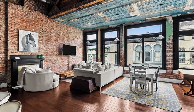 LeCoop Ultra Luxury 2 bed Loft on Bourbon Trail.Close to BuffaloTrace and others