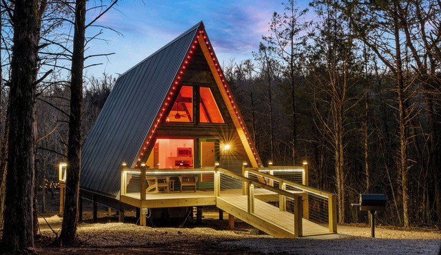 LEDCabin, See the Stars, w/private Sauna, Hot Tub, on Creekfront