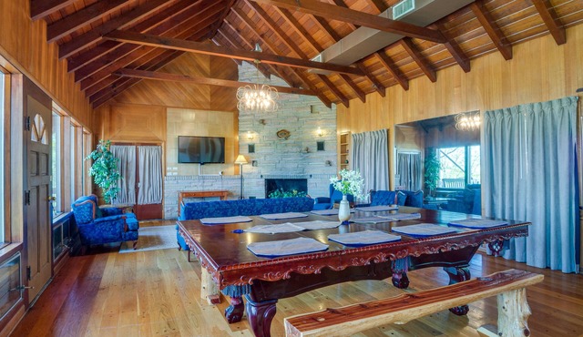 'Ledge Lodge' Burkesville Getaway: Pool & Views!
