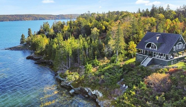 Ledgelawn – Stunning Waterfront Views!