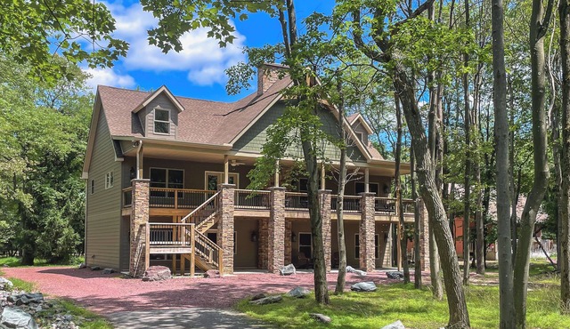 Ledgestone Lodge, Private Chalet for Large Group and Family Gatherings near JFBB