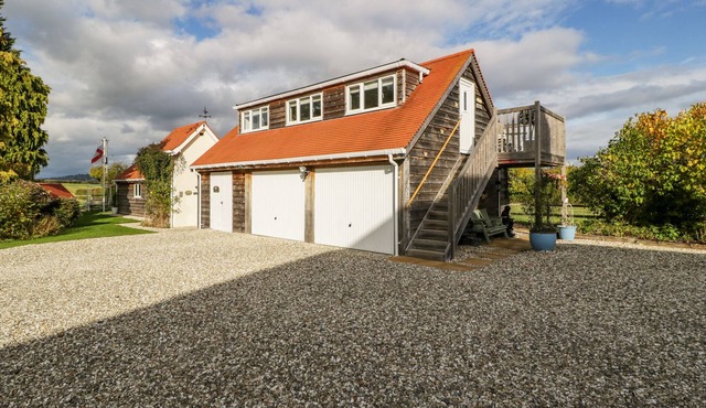 LEDWYCHE ORCHARD, romantic, with hot tub in Tenbury Wells