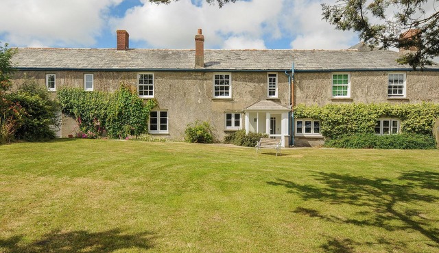 LEE BARTON FARMHOUSE, family friendly, with open fire in Bude