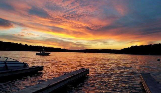 Lee's Cottage - Cute & Cozy Cottage w/1 bdrm & 1bth Across from Lake