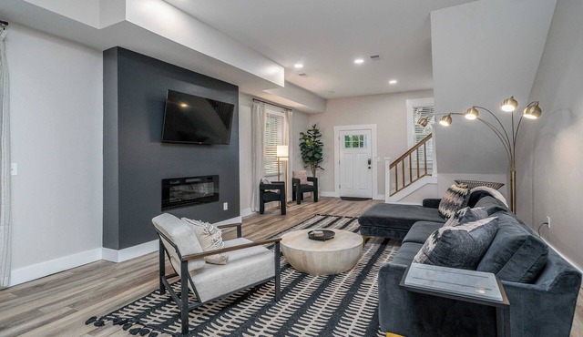 Lee Street Lodge | Minutes from DT!