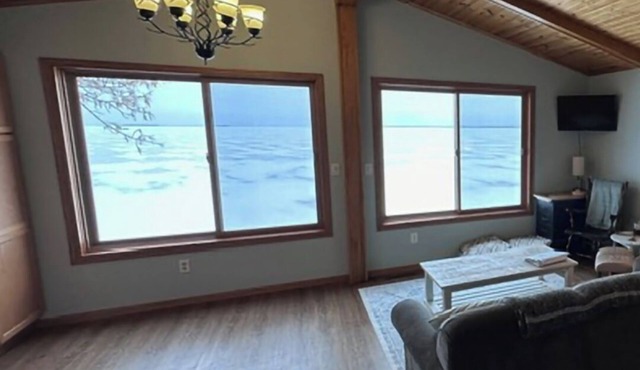 Leech lake cabin with gorgeous views! 2br/2ba pet friendly! 6 PERSON HOT TUB!