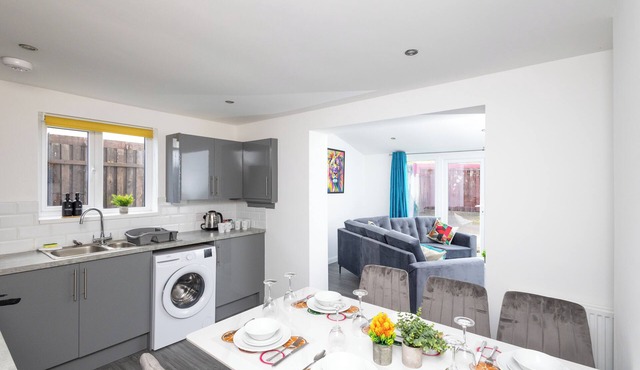 Leeds 4 Bed 2 Bath With Parking