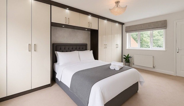 Leeds 4 Bed Home With Parking