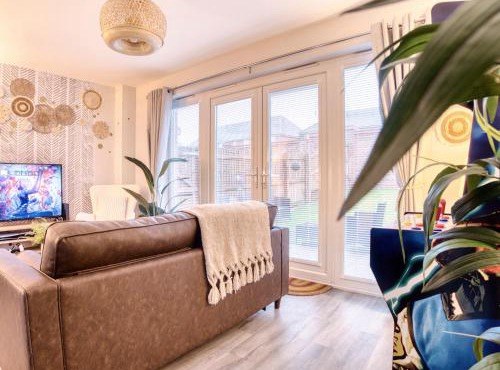 Leeds 4-bed house - hot tub, parking & games