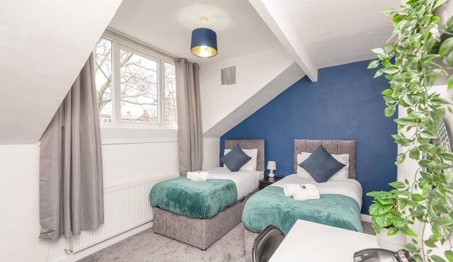 Leeds 4-Bed House - Sleeps 9, Free Parking & WiFi