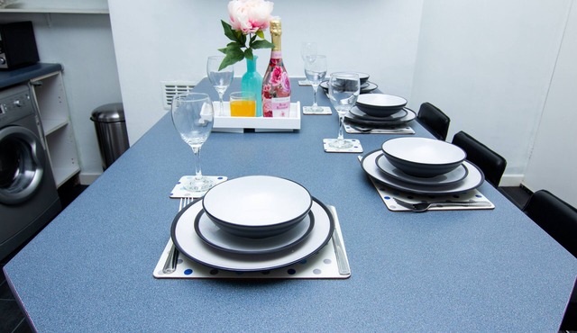 Leeds City Centre House Sleeps 8 Comfortably