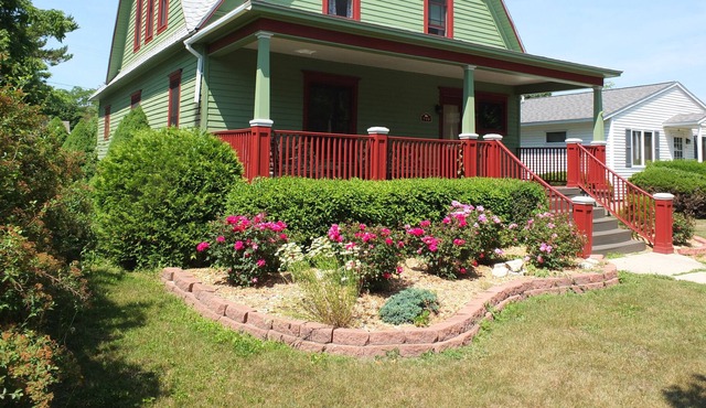 Leelanau Cottage - BEAUTIFULLY RENOVATED & HISTORIC! / WALK TO BEACH & DOWNTOWN!