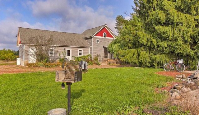 Leelanau Country Cottage about 4 Mi to Suttons Bay!
