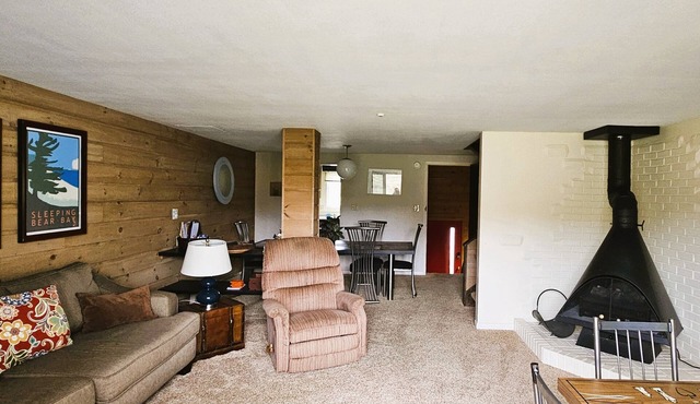 Leelanau County, 4-brm 4-ba. Air, Heated Pool, 5 miles to Lk Michigan Beach