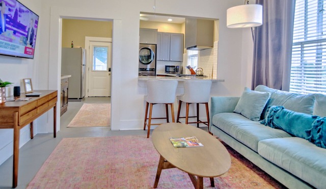 Leeland Sunrise Loft - Walk to GRB and Toyota Ctr