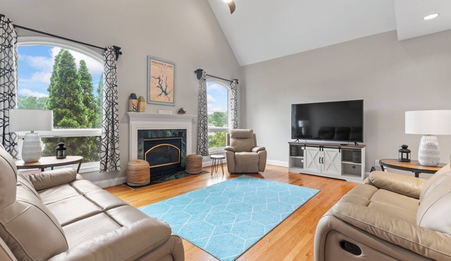 Leeloo's on the Lake – Gorgeous 4 BDR Sleeps 12 w/Private Pool, Pet Friendly!