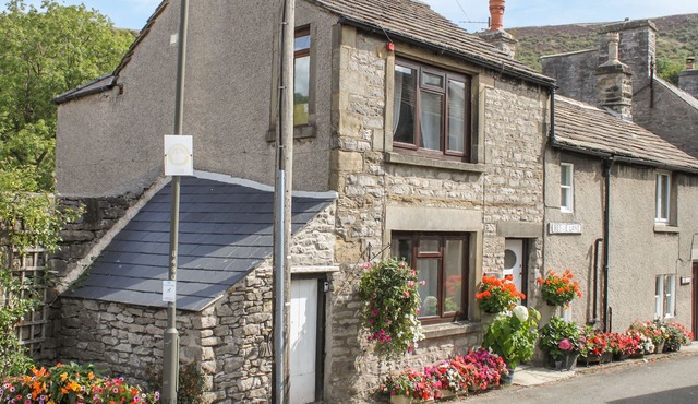 LEES COTTAGE, with open fire in Bradwell