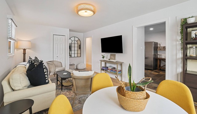 Leesburg Hideaway- King Bed + Private Backyard