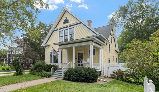 Leet-Reaville Heritage House: a charming Craftsman in the heart of Red Wing!